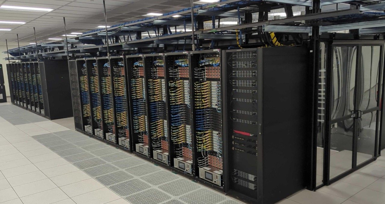 图:CoreWeave 部署 GB200 系统的数据中心机柜。(图源:NVIDIA,经 Data Center Dynamics 发布)